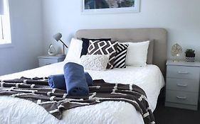 Discover Warilla Bright And Airy Townhouse